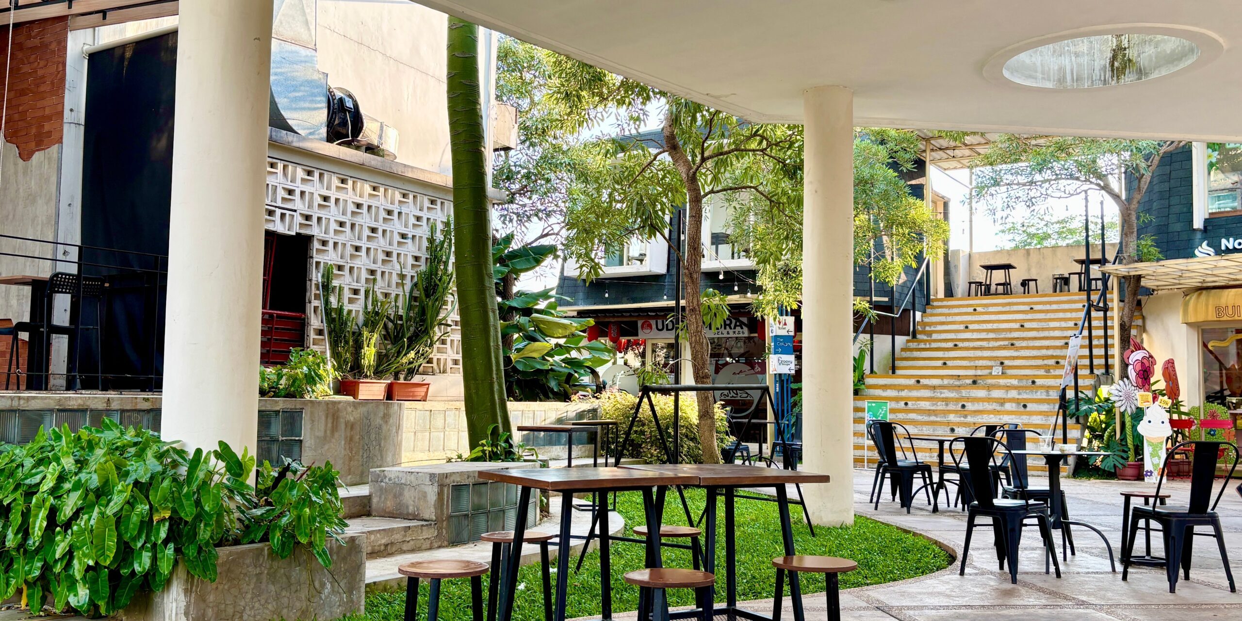 South,Tangerang,,Indonesia-april,20,,2025:,Outdoor,Cafe,Seating,Area,With How To Choose Commercial Outdoor Furniture: A Guide