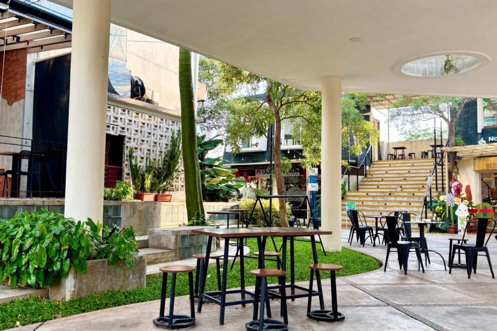 How To Choose Commercial Outdoor Furniture: A Guide