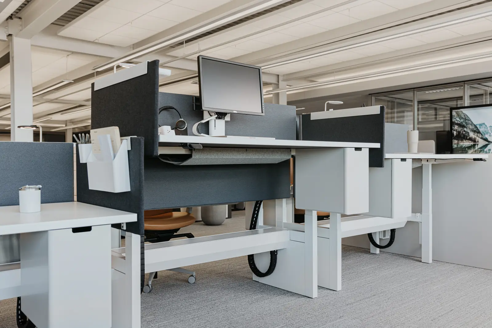 Haworth Upside height-adjustable benching with work surfaces set at sitting and standing heights